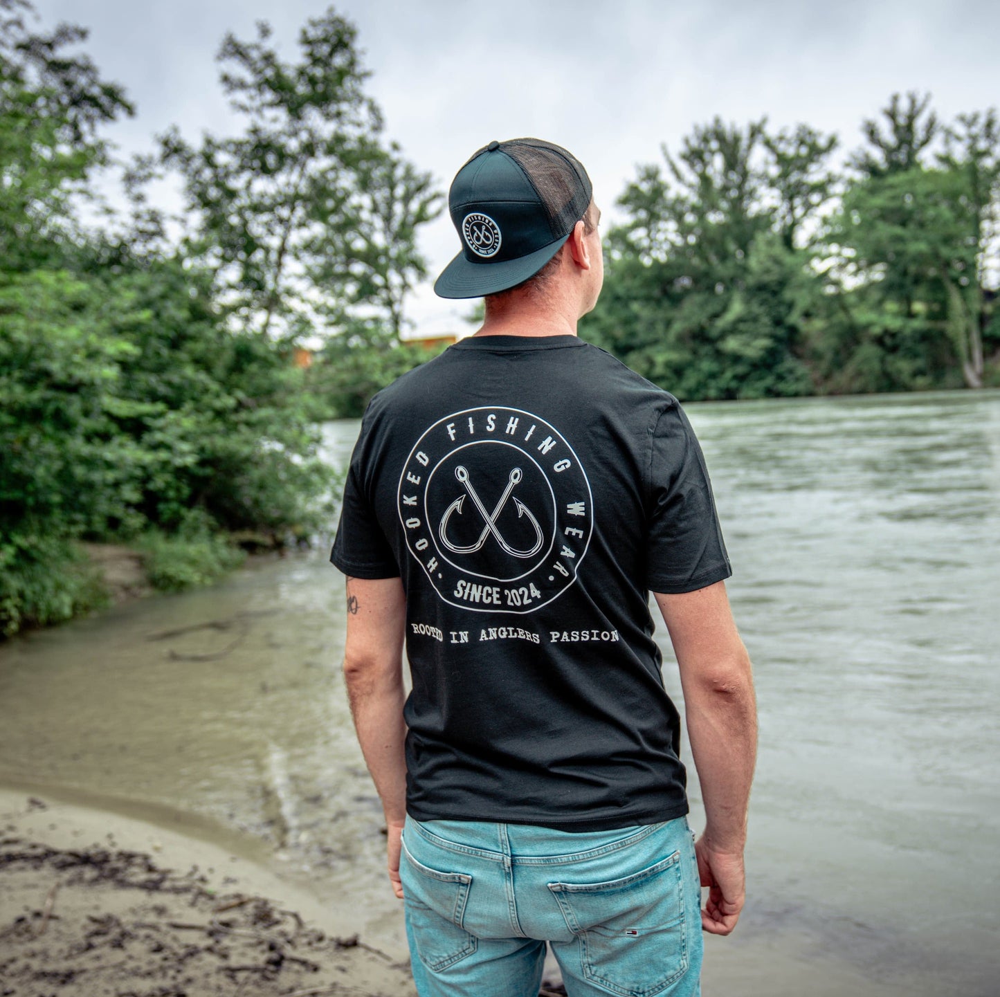 Hooked Fishing Wear Logo Unisex T-Shirt Schwarz Hooked Fishing Wear