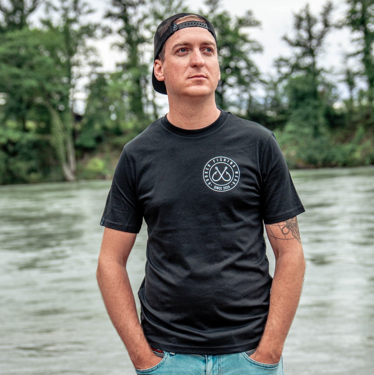 Hooked Fishing Wear Logo Unisex T-Shirt Schwarz Hooked Fishing Wear